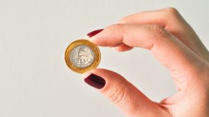custo-300x169 Visto Americano Vale a pena pagar por assessoria para visto americano?