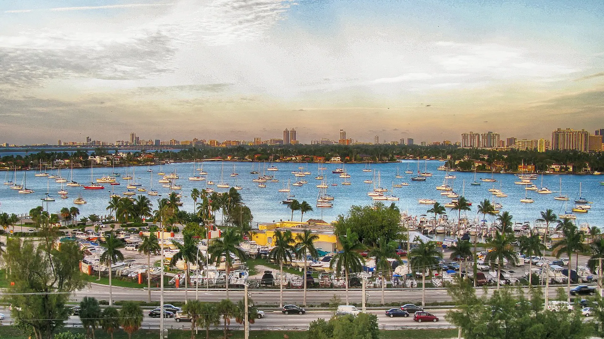 Vista de uma baía com barcos e prédios na região de Miami