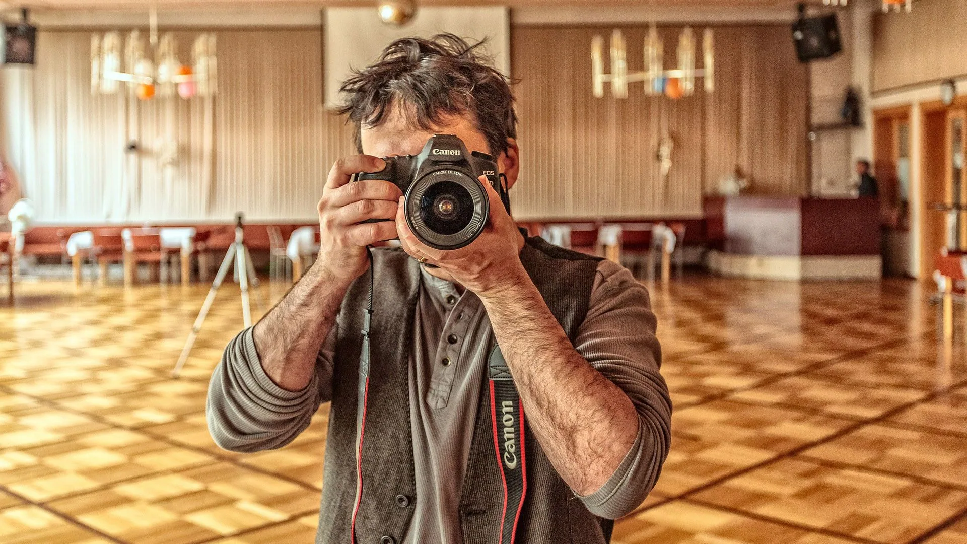 Pessoa segurando uma câmera fotográfica.