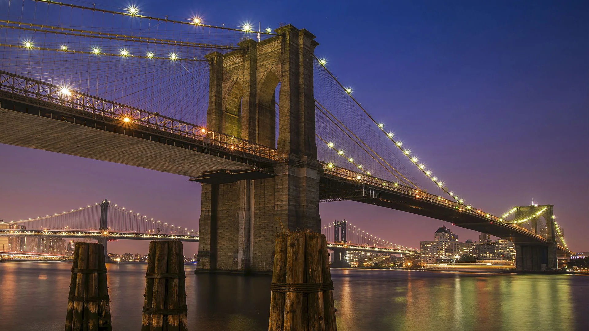 Ponte do Brooklyn iluminada à noite