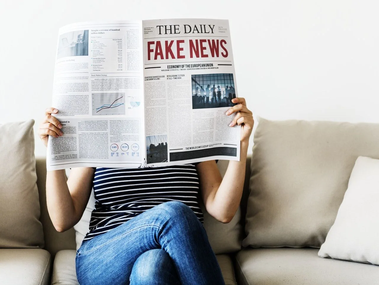 mulher segurando jornal com fake news