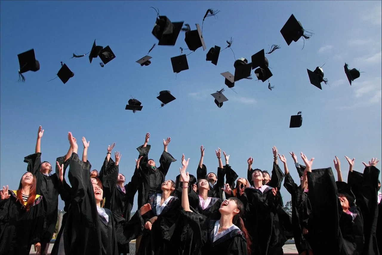 estudantes em colação de grau da graduação