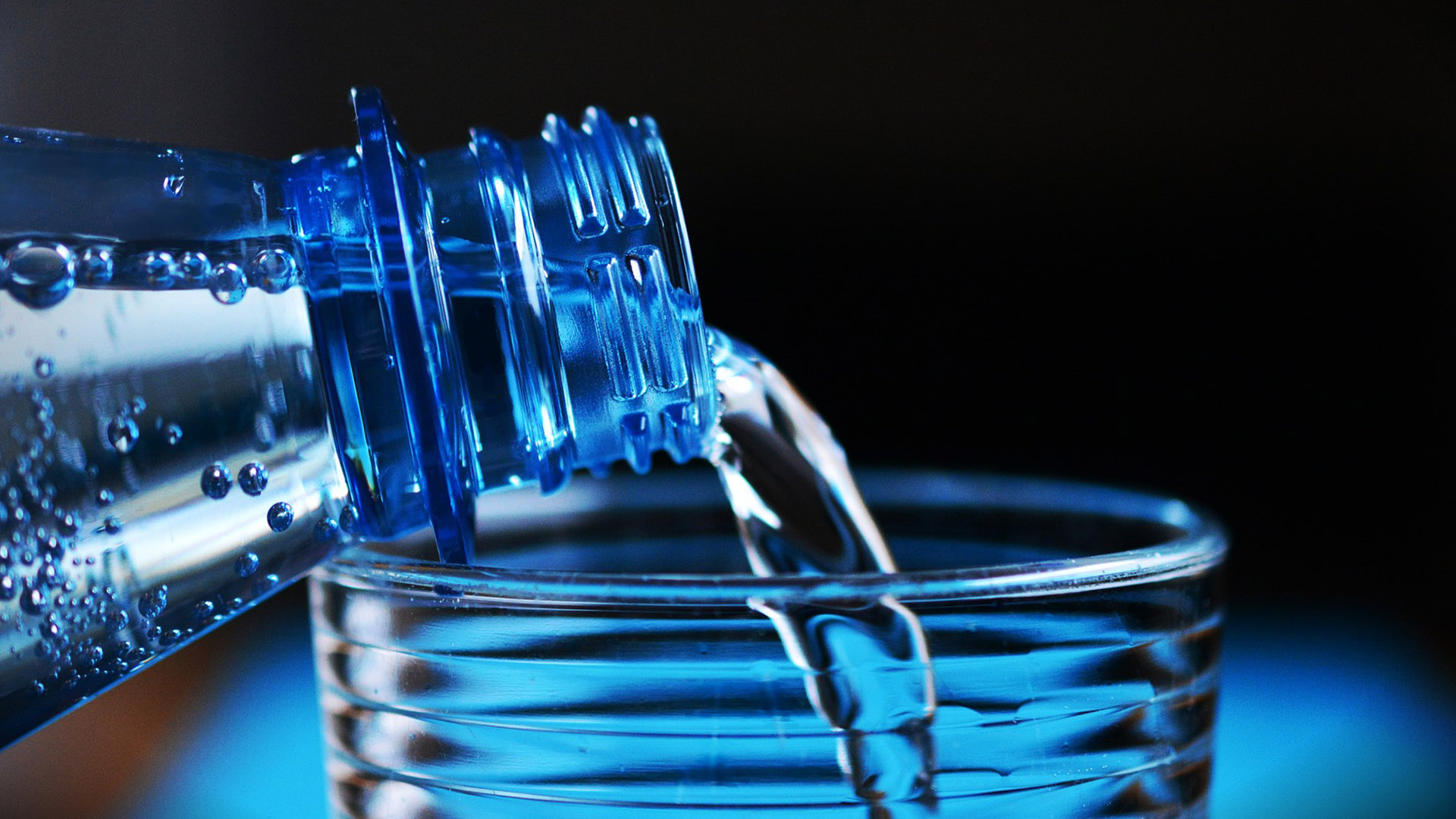 Para ter a garantia de consumir uma água potável, dê preferência sempre a águas servidas em garrafas fechadas.
