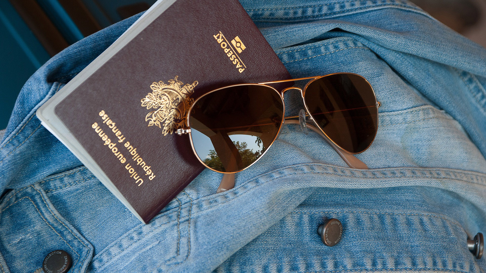 Passaporte é o documento mais importante para que faz viagens ao exterior. Ele mostra de onde você veio e por onde você já passou.