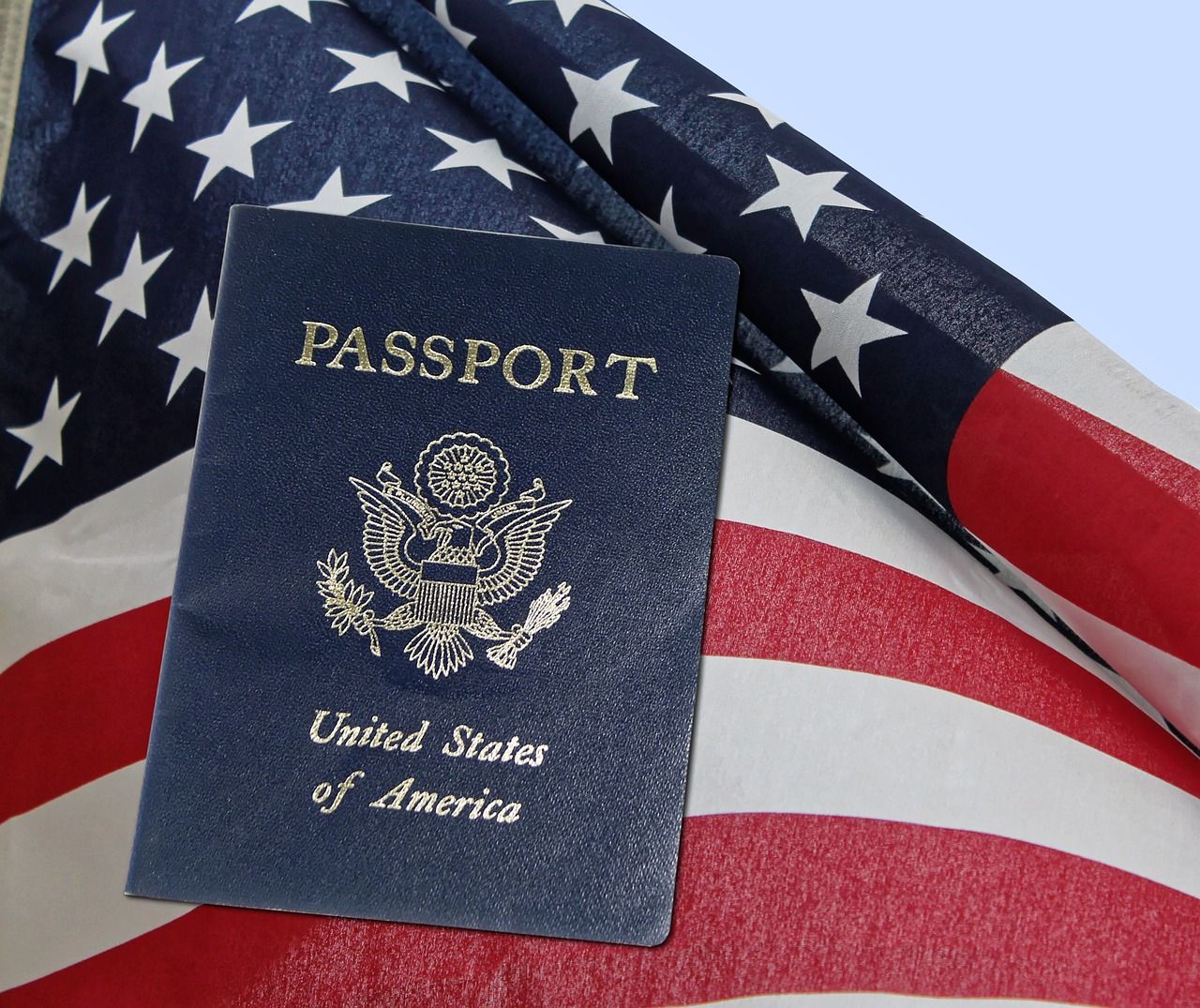 Passaporte americano em cima de bandeira dos EUA