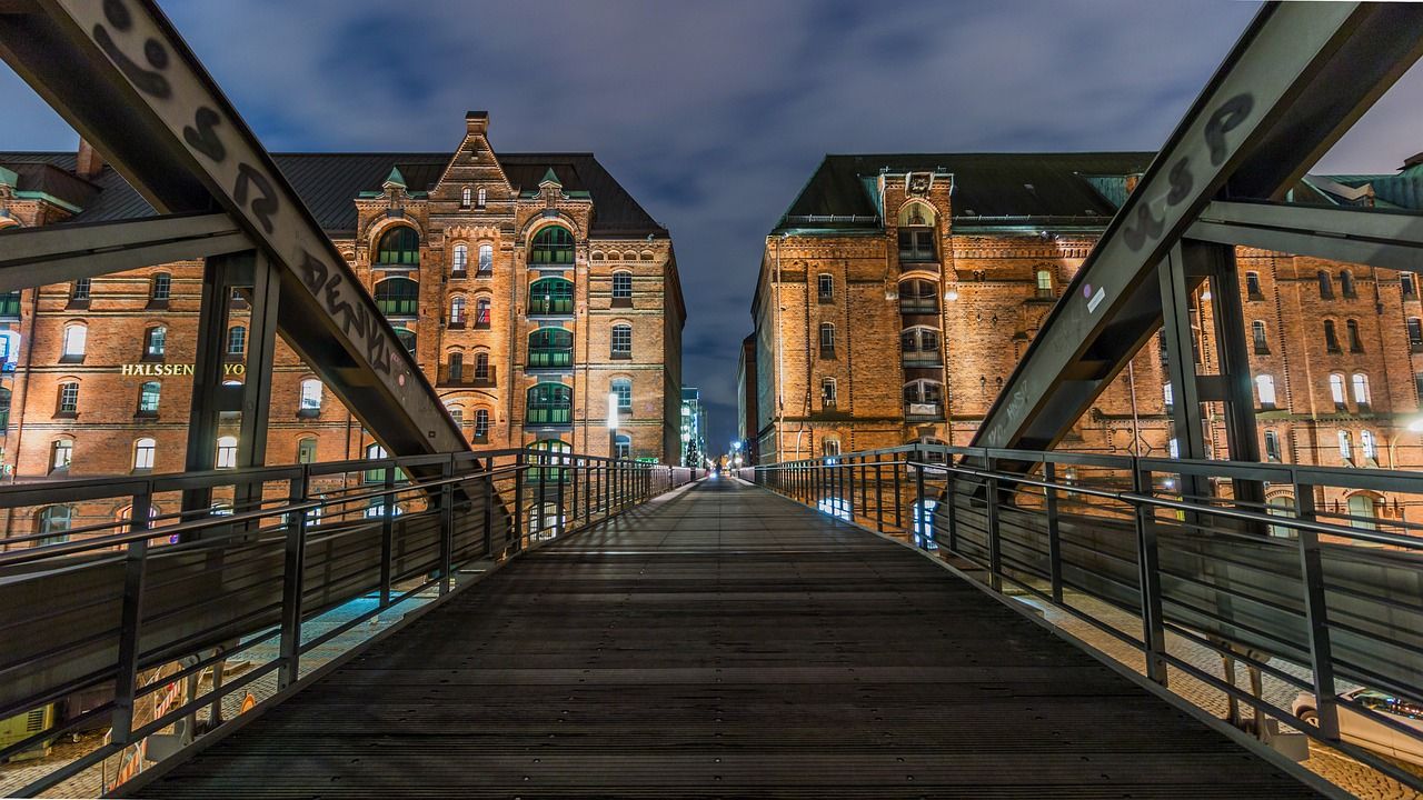 ponte com prédios ao fundo à noite