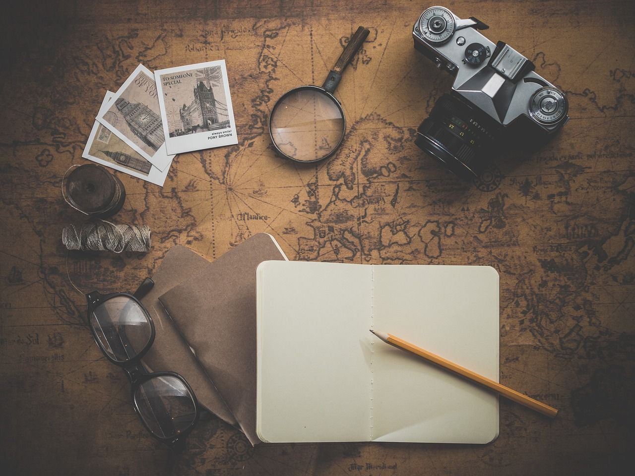 Itens de viagem: foto, máquina fotográfica etc