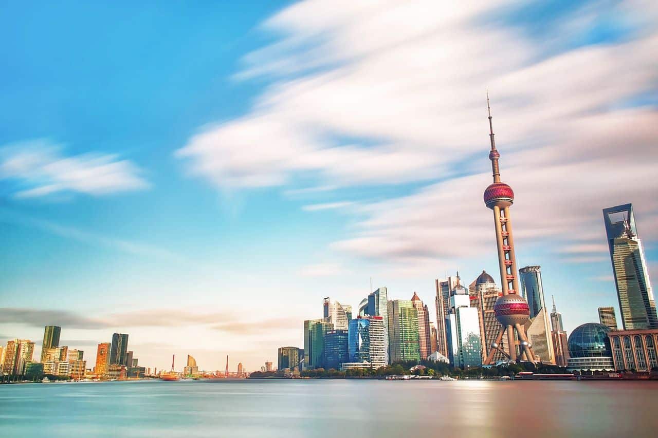 vista de lago e arranha céu de xangai na china