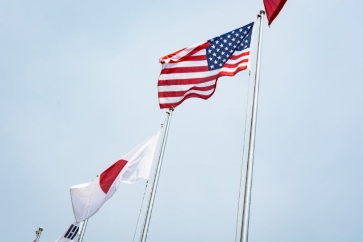 bandeira do japão ao lado de bandeira dos EUA