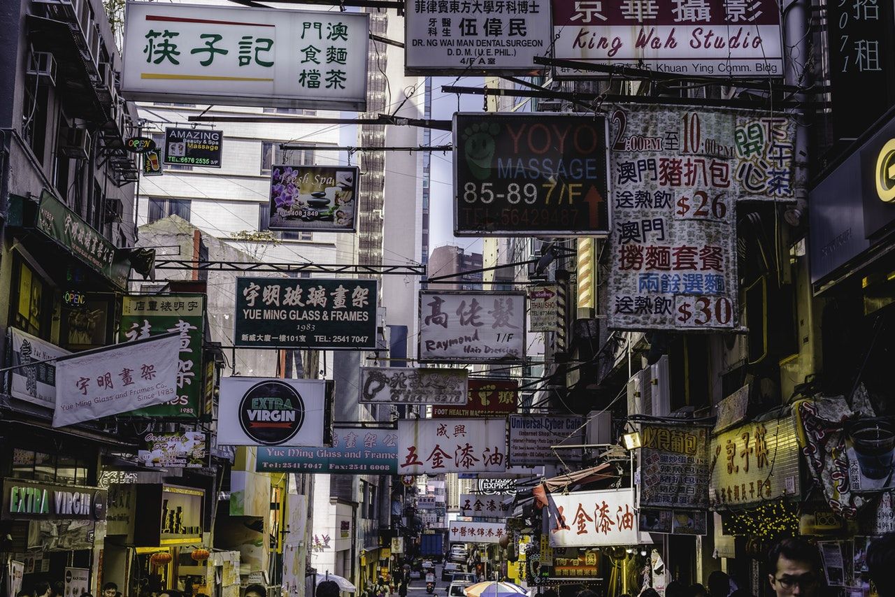 rua com estabelecimentos comerciais na china