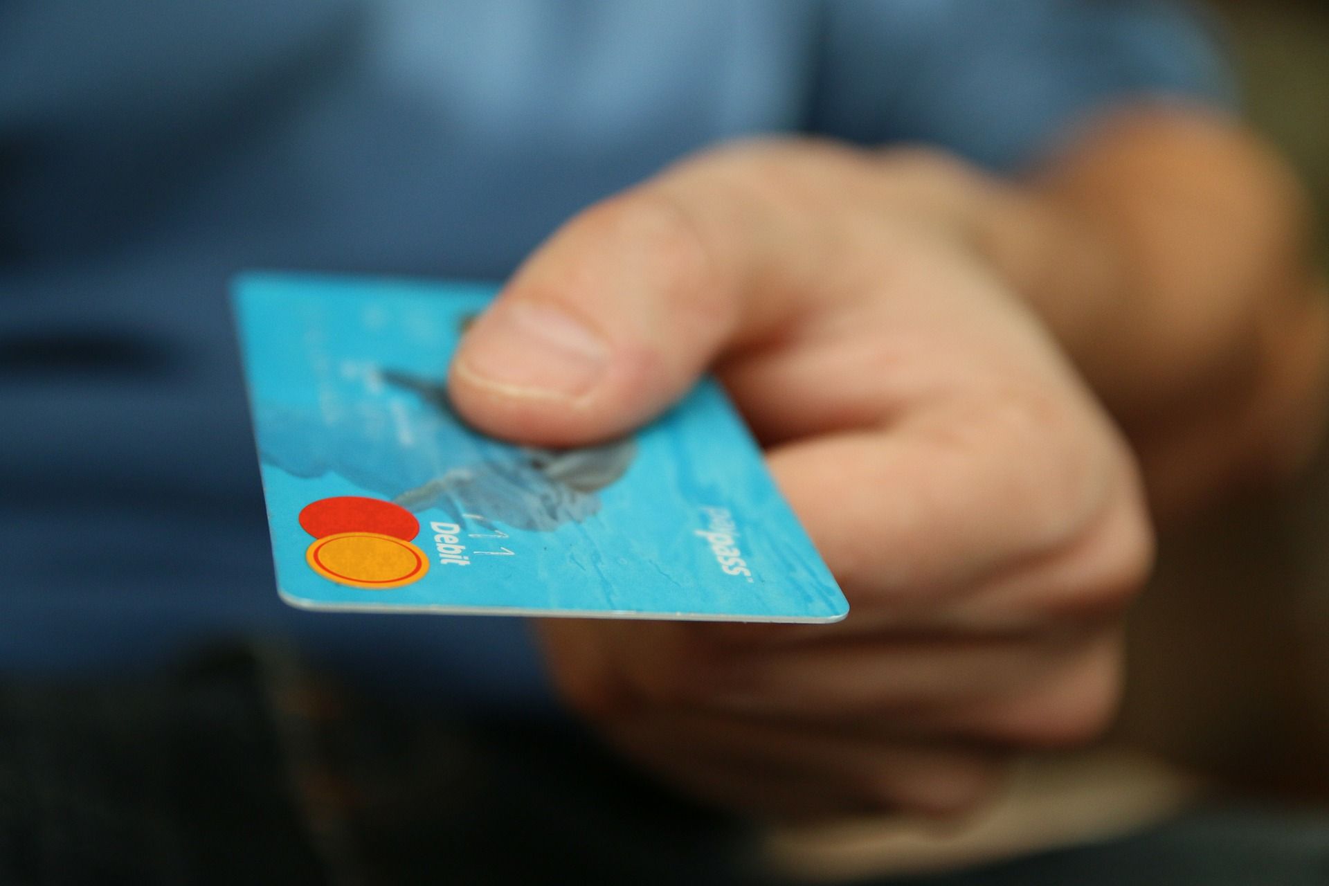 mão segurando cartão de crédito
