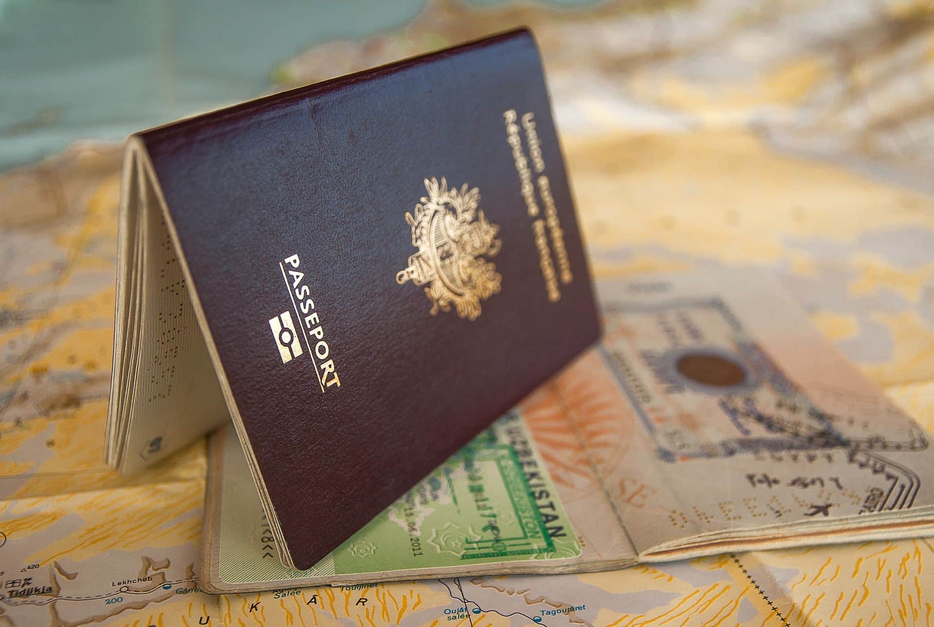 passaportes em cima de mapa