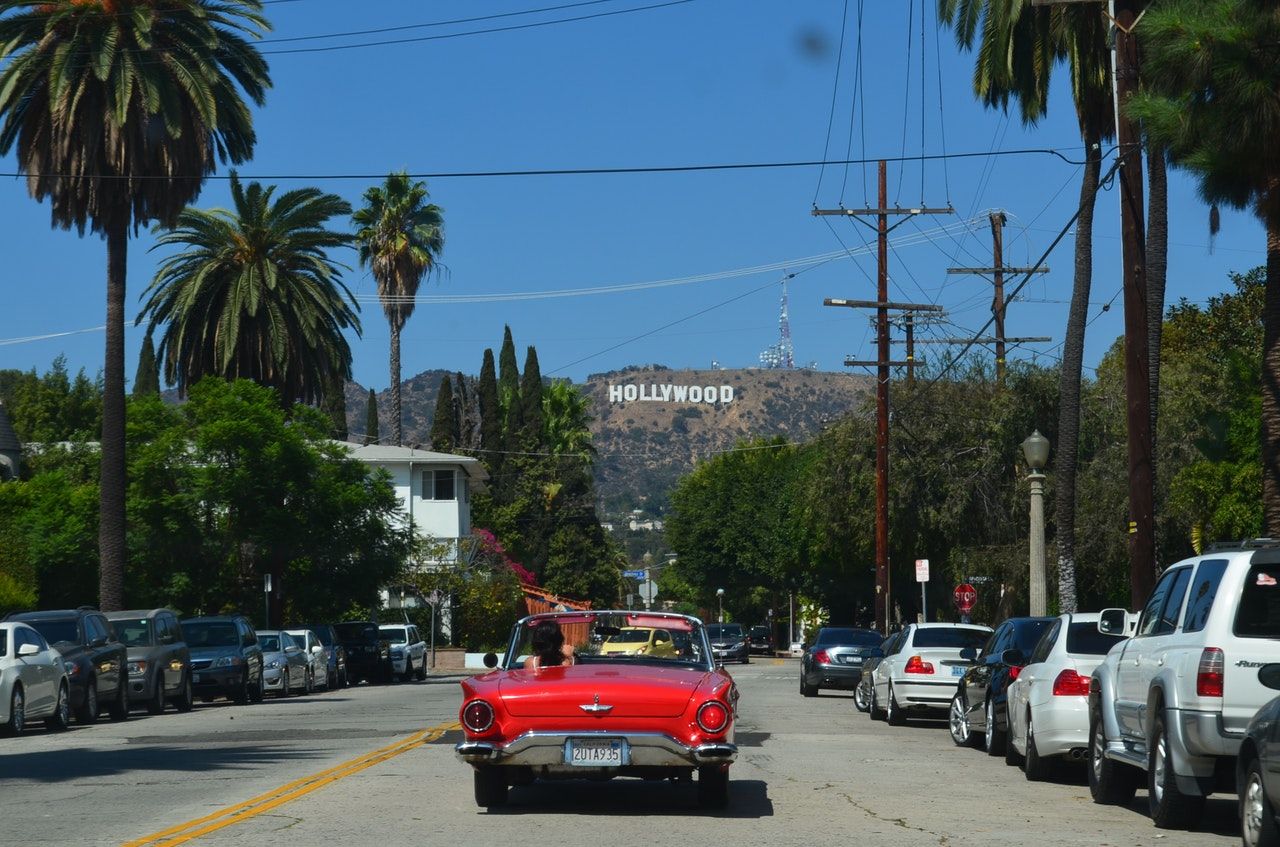 avenida de hollywood com vista para letreiro da cidade