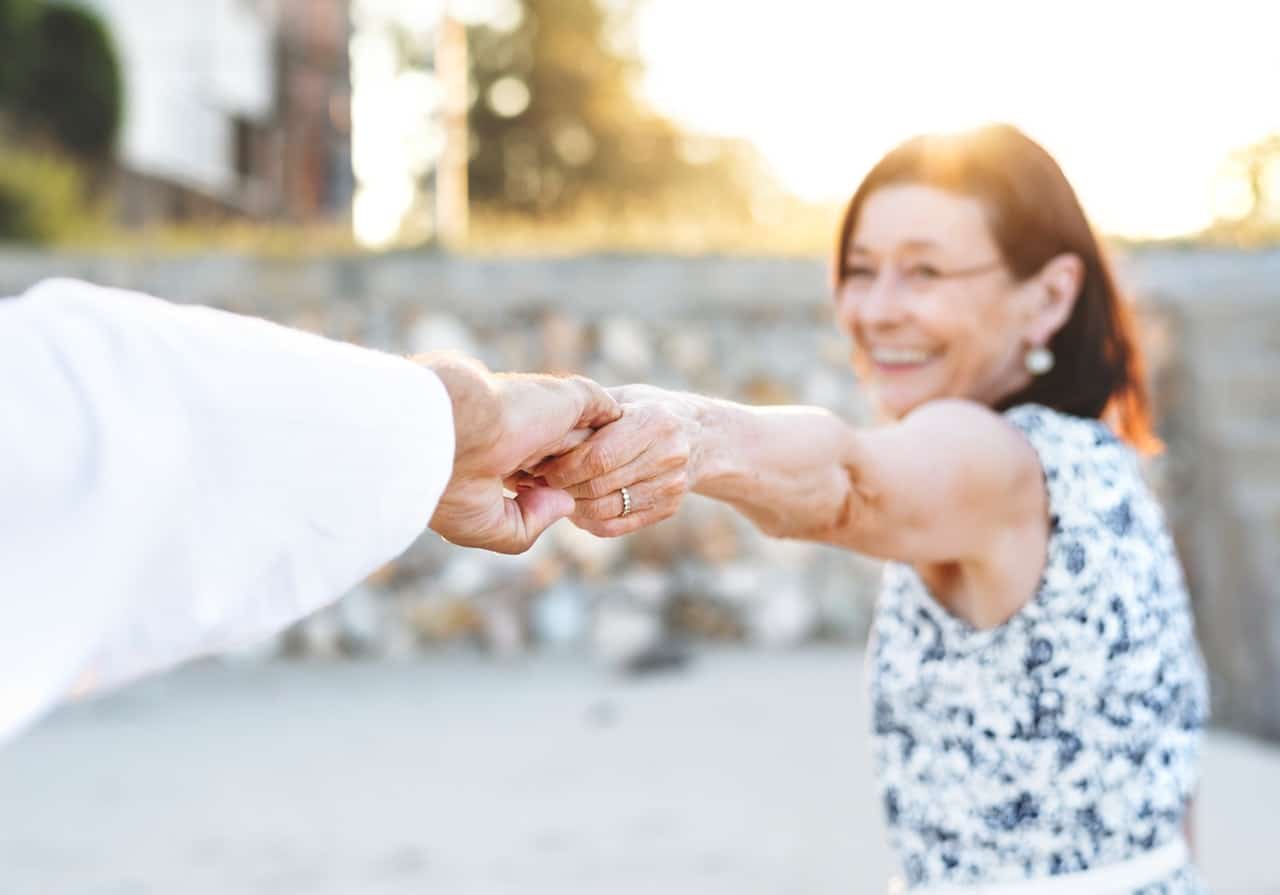 casal idoso de mãos dadas