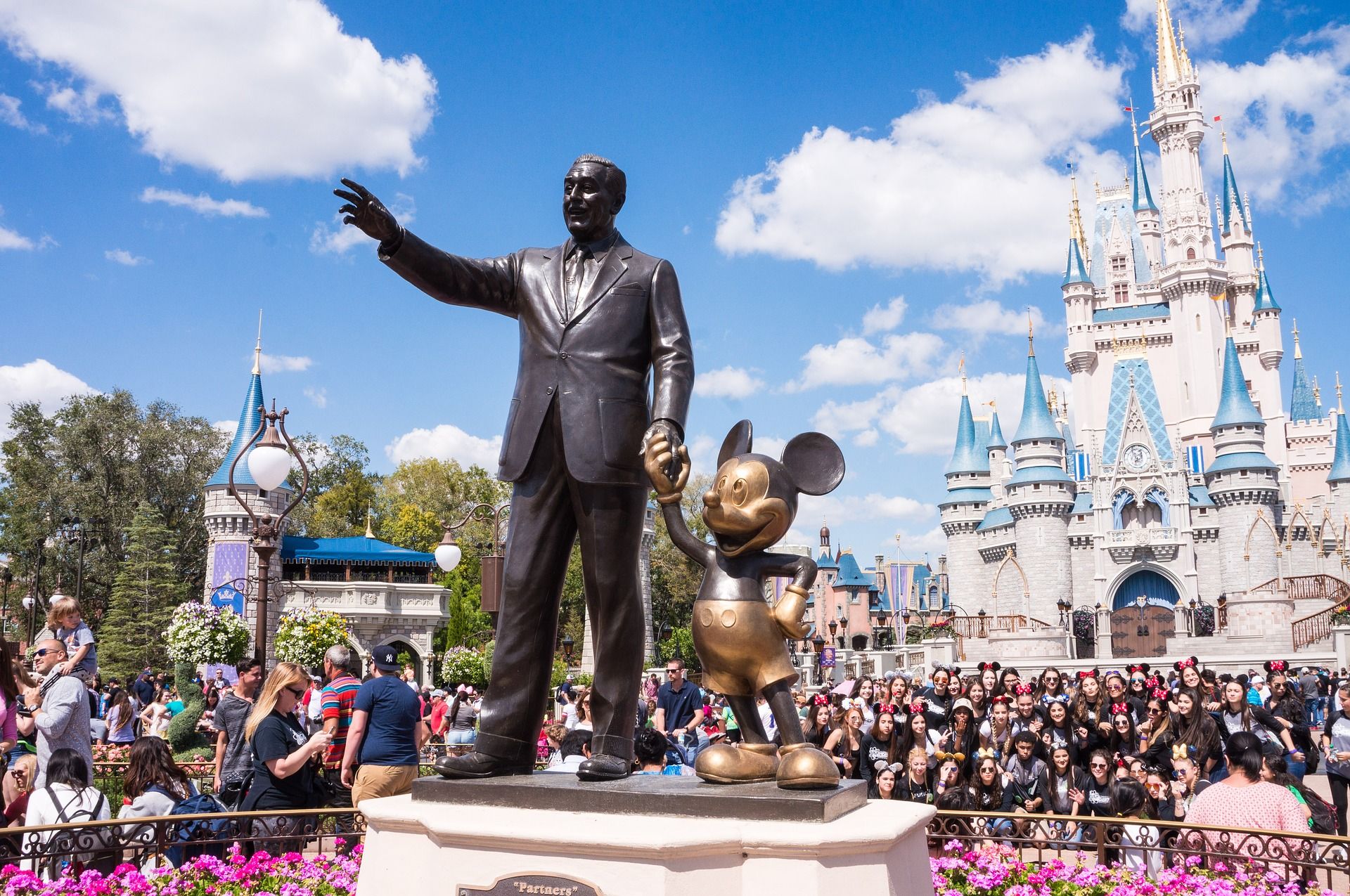 estátua do mikey e walt disney