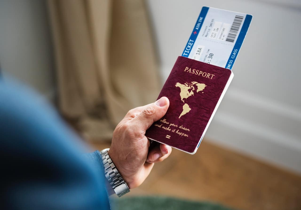 pessoa com passaporte e documentação em mãos